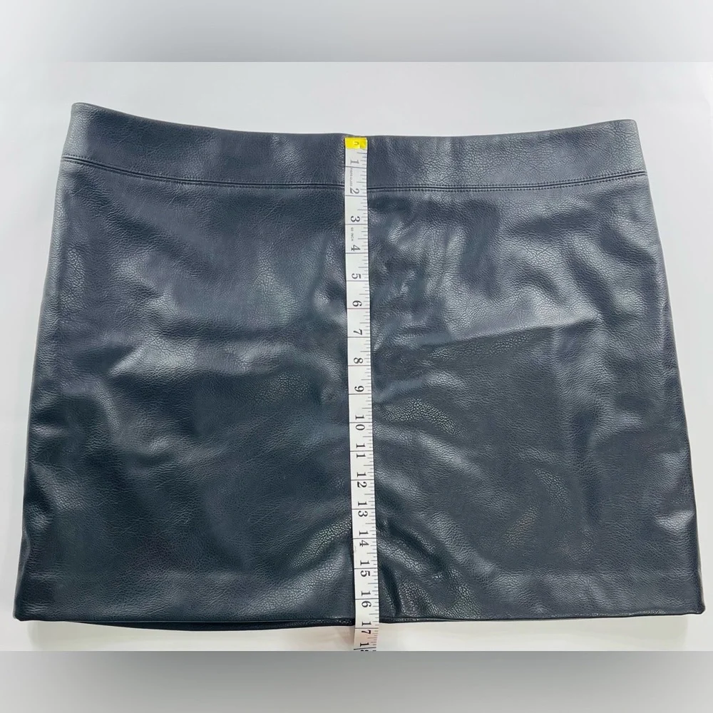 H&M BLACK FAUX LEATHER MINI SKIRT WITH SILVER ZIPPER SIZE 18